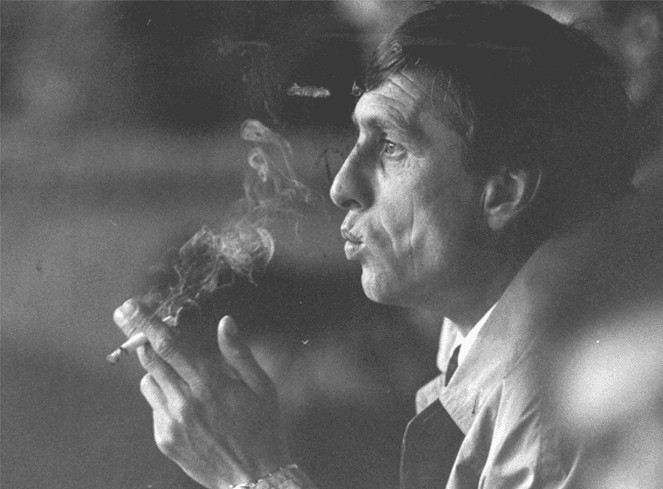 Huyền thoại của Barca và ĐT Hà Lan, Johan Cruyff phì phèo điếu thuốc trong thời gian ông còn làm HLV